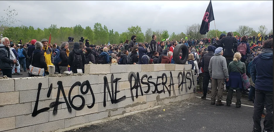 A69 - action de désobéissance civile symbolique construction d'un mur de béton