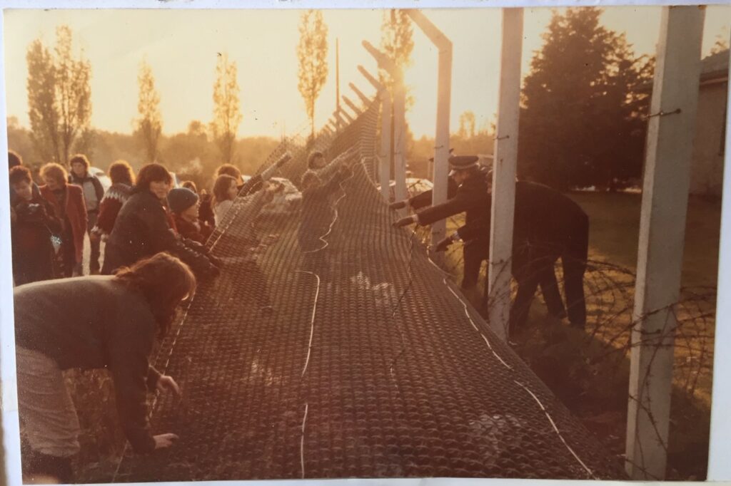 A greenham, les grillages tombent - histoire des luttes - © Alison-Dowell.Visual-Archive