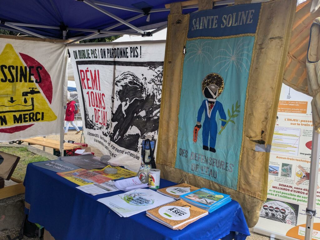 Stand de Bassine non-merci au rassemblement STOP Micro - 2025